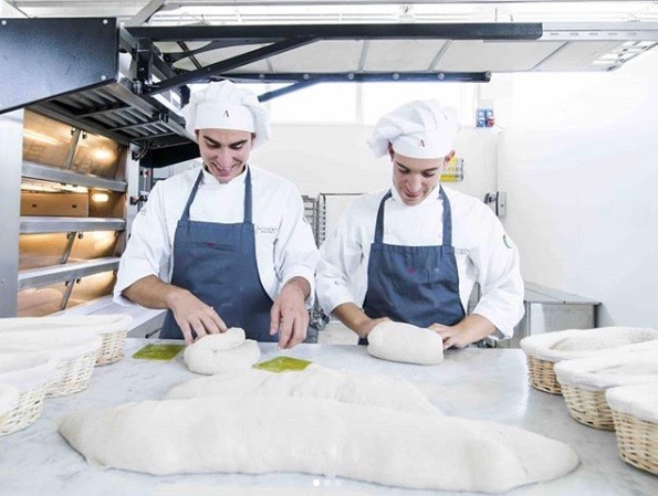 Alt è anche la rivendita del pane di Niko Romito. Quello che viene sfornato, ogni giorno, nel laboratorio di Castel di Sangro. Il pane è il prodotto-simbolo della filosofia di Romito, frutto di uno studio approfondito su farine, impasti e lievitazione. Da Alt si può acquistare e portare a casa