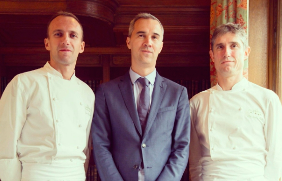 Il cuoco italiano Giuliano Sperandio, il restaurant manager Cédric Servain e lo chef Christophe Pelé (foto twitter/Haut-Brion)
