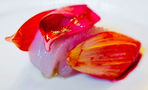 Raw white tuna, veal and dahlia (photo Le Clarence/Instagram)
