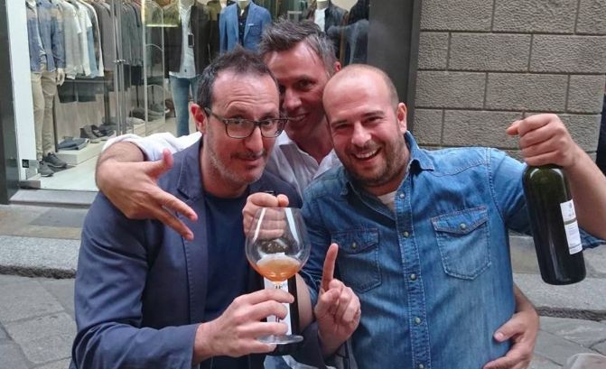 In abiti civili, ai due lati, il patron e maitre Andrea Campisi e il cuoco Davide Cannavino