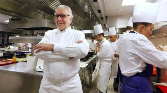 Alain Ducasse, 62 anni, nella cucina del Plaza Ath