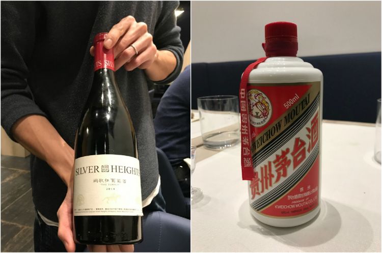Abbiamo abbinato la cena prima con bollicine italiane, poi con un vino cinese, The Summit 2014, blend di Cabernet Sauvignon (65%) e Merlot (35%) di Silver Heights, azienda vinicola di Yinchuan, nella Cina centrosettentrionale, quasi al confine con la Mongolia. Niente di indimenticabile ma del tutto corretto. A fine pasto, bicchierino di Moutai, sorta di grappa, in realtà un distillato (53°) di frumento e sorgo, o saggina che dir si voglia, quella che da noi veniva usata per fare le scope. È nato 2000 anni fa e prende il nome dalla città d'origine; oggi considerato patrimonio della cultura cinese, nonostante sia ai più sconosciuto nel resto del mondo. In Italia è disponibile dal 2012; una bottiglia da mezzo litro costa circa 200 euro, ma le versioni invecchiate possono arrivare a 3.500. Lo produce Kweichow, colosso di Stato che ha sfondato i 151,67 miliardi di dollari di capitalizzazione, superando i 148,24 miliardi della francese Lvmh, quella di Moët Hennessy a cui fanno capo brand di champagne come Ruinart, Moët&Chandon, Veuve Clicquot e Dom Pérignon. Il gruppo cinese ha conquistato il podio dell'indice di Bloomberg dedicato al lusso globale. Che dire del Moutai? Piacevole, infatti fa incetta di premi in giro per il globo