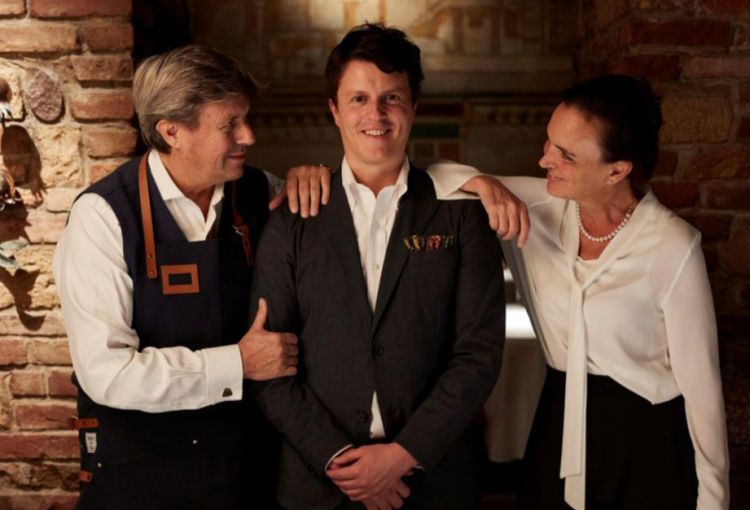 Antonio e Simonetta Gioco, rispettivamente figlio e nuora di Giorgio, abbracciano loro figlio Filippo Gioco nuova generazione alla guida dei 12 Apostoli
