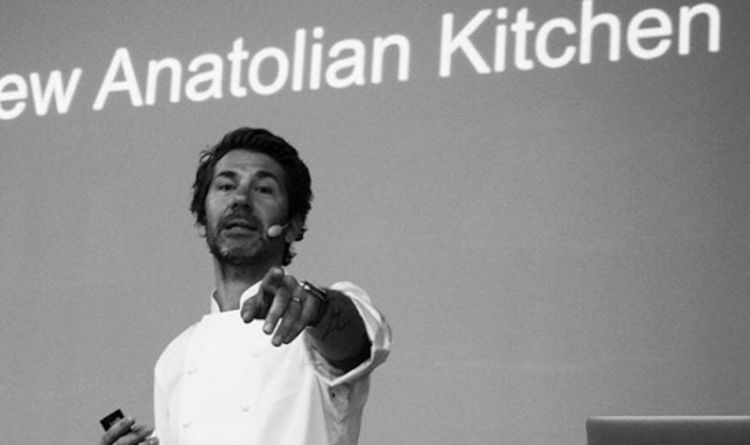 Lo chef turco Mehmet Gürs in una foto di un paio