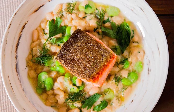 Salmone steel head con fagioli cannellini, fave e limone
