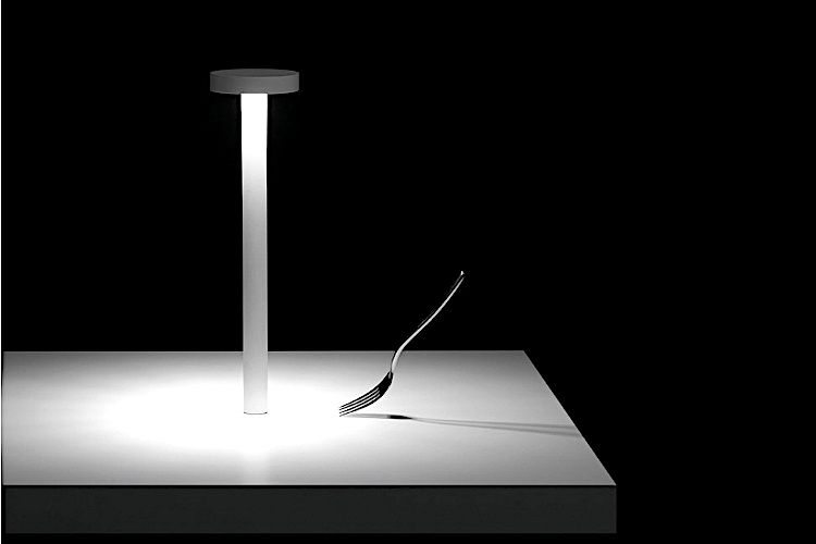 Tetatet (2013) by Davide Groppi, a lamp that re