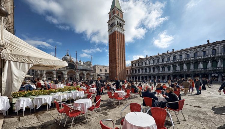 Piazza San Marco vista dai tavolini del Gran Caff�