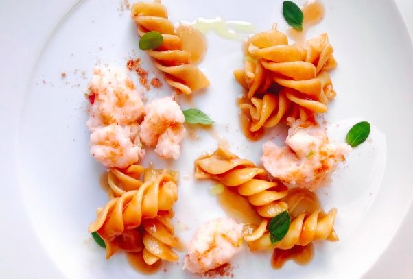 Fusilloni con bisque di scampi e gnudi di seppie d