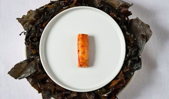 Norwegian King crab claw cooked with home-made butter and glazed with a garum from the same crab (photo Intasgram/Olo)

