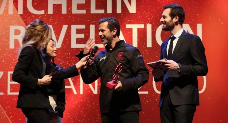 Andreas Caminada, al centro, con il direttore mondiale delle guide Michelin, Gwendal Poullennec, a destra
