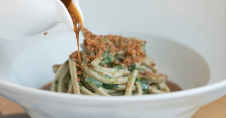 Troccoli di grano arso, aglio olio e peperoncino, cicorietta, limone e zuppa di pesce
