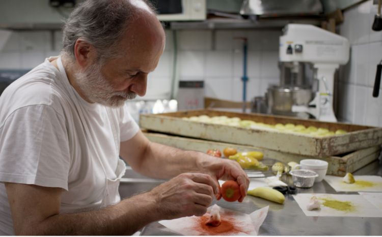 Corrado Assenza at work with frutta martorana (photo Brian McGinn)
