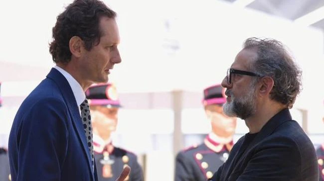 Bottura con John Elkann. Dice lo chef: «L’idea del Cavallino nasce da un’amicizia di lungo corso, con Sergio Marchionne e John Elkann, con i quali spesso discutevamo di sinergie tra brand vincenti, un connubio da cui tutto il territorio poteva trarre beneficio. Questo progetto nasce da un rapporto umano profondo prima di tutto tra persone che si trovavano bene tra loro, da conversazioni lunghissime su come si poteva sviluppare marketing territoriale facendo dialogare le meraviglie della nostra terra tra di loro. Alla fine il progetto ha visto la luce»
