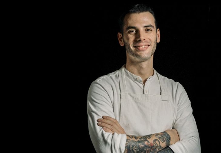 Lunedì 26 ottobre Tommaso Tonioni sarà tra i protagonisti di una cena speciale a Identità Golose Milano, primo hub internazionale della gastronomia, con i quattro protagonisti italiani di S.Pellegrino Young Chef 2020. Ai fornelli saranno in particolare il vincitore della Finale regionale di Italia & Sud Est Europa, Alessandro Bergamo (sous chef di Cracco in Galleria, Milano); il vincitore del Fine Dining Lovers Food for Thought Award, Antonio Romano (chef del Castello di Fighine by Heinz Beck, Siena); il vincitore del S.Pellegrino Award for Social Responsibility, Davide Marzullo (Villa Crespi, Orta San Giulio); e Tonioni appunto, vincitore del Acqua Panna Award for Connection in Gastronomy. La cena sarà composta da 4 portate e sarà proposta a 60 euro a persona, vini esclusi. Orario di prenotazione unico ore 20, per info e fissare il proprio tavolo clicca qui.
S.Pellegrino Young Chef è il progetto internazionale di selezione e valorizzazione dei giovani talenti della gastronomia globale. Partita con un’accurata valutazione dei migliori chef under 30, è proseguita con una prima fase di competizione regionale. In attesa della finale mondiale, che si terrà nel 2021, Identità è orgogliosa di ospitare per una cena irripetibile i quattro giovani chef che rappresenteranno l’Italia.