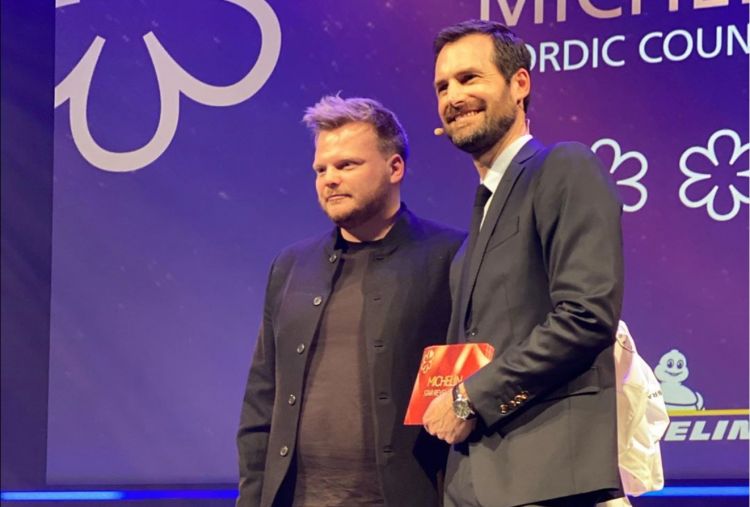 Chef Rasmus Munk nel febbraio scorso con Gwendal Poullennec, direttore internazionale delle Guide Michelin. Alchemist fu premiato con due stelle (foto Instagram/Alchemist)
