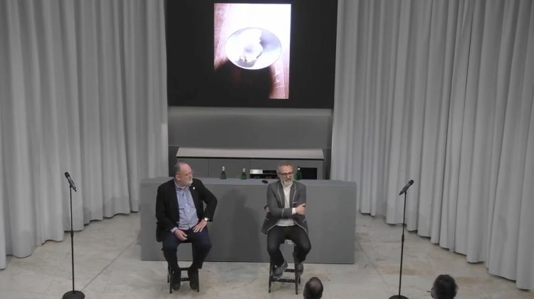 Paolo Marchi e Massimo Bottura a Identità Golose Milano durante la conferenza stampa di presentazione della nuova partnership tra Identità Golose e Parmigiano Reggiano
