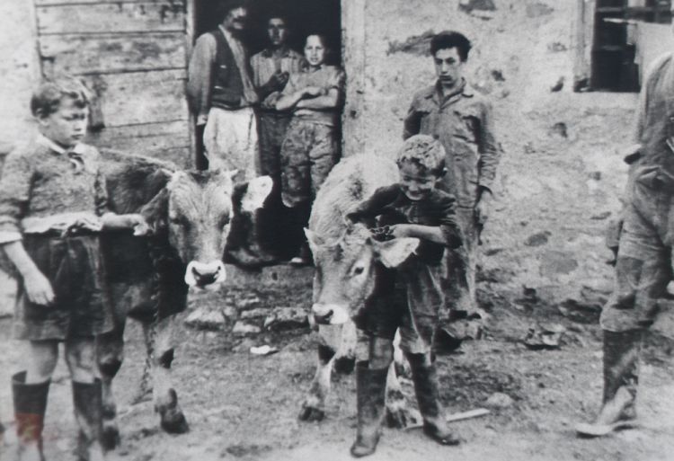 Una foto d'archivio della Malga Pozof. Al centro un Renato Gortani bambino, alla sua destra il fratello Ilario
