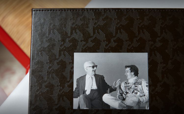 La foto d'archivio di Enzo Ferrari, il "Drake", sul menu del Cavallino
