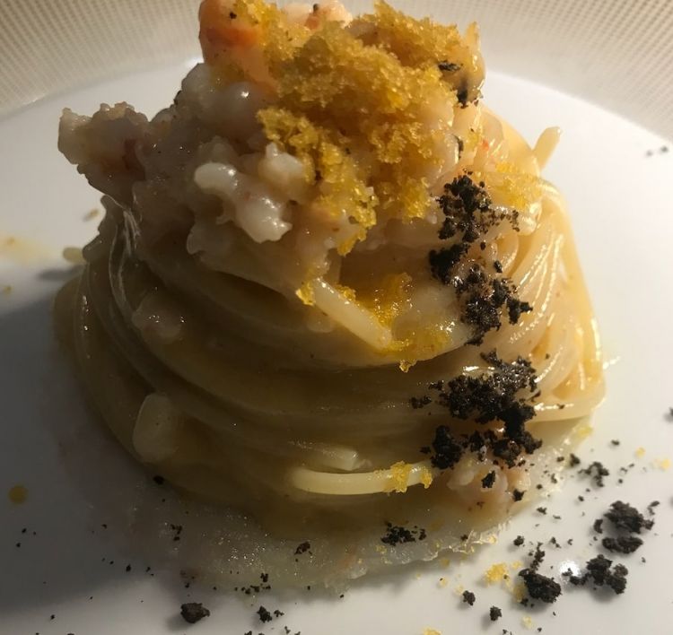 Spaghetto aglio olio peperoncino, scampi, bottarga di Cabras e polvere di olive: siglato N.G.
