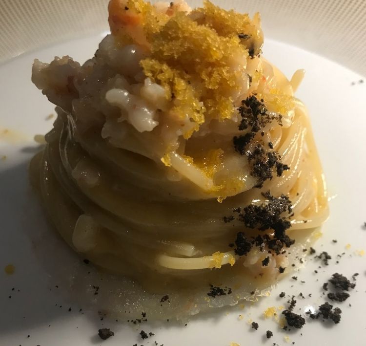 Spaghetto aglio olio peperoncino, scampi, bottarga di Cabras e polvere di olive: siglato N.G.
