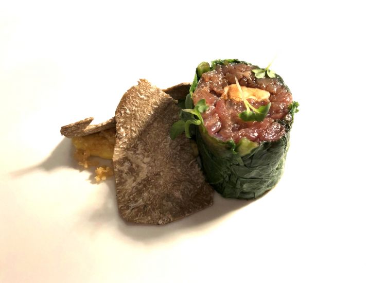 Sushi Toscano, battuta di manzo al coltello con tartufo nero, pecorino di Pienza, rucola, il tutto avvolto da una bietola a richiamare l’alga
