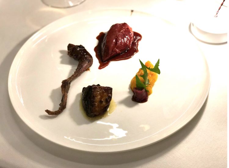 Piccione arrostito con chutney di mango foie gras e punte di cicoria
