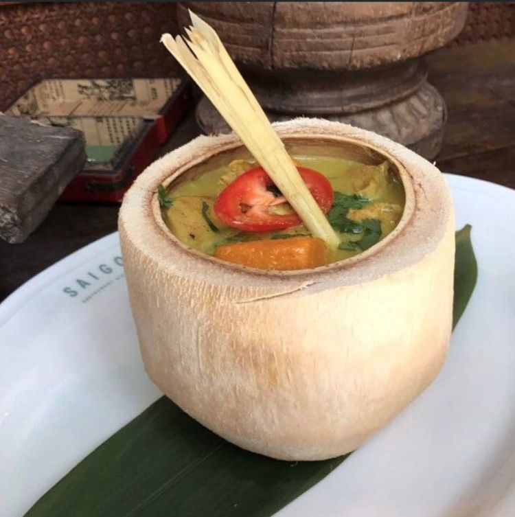 Cari ga e cari Tom, curry con patata dolce servito in noce di cocco con riso bianco pollo e gamberi