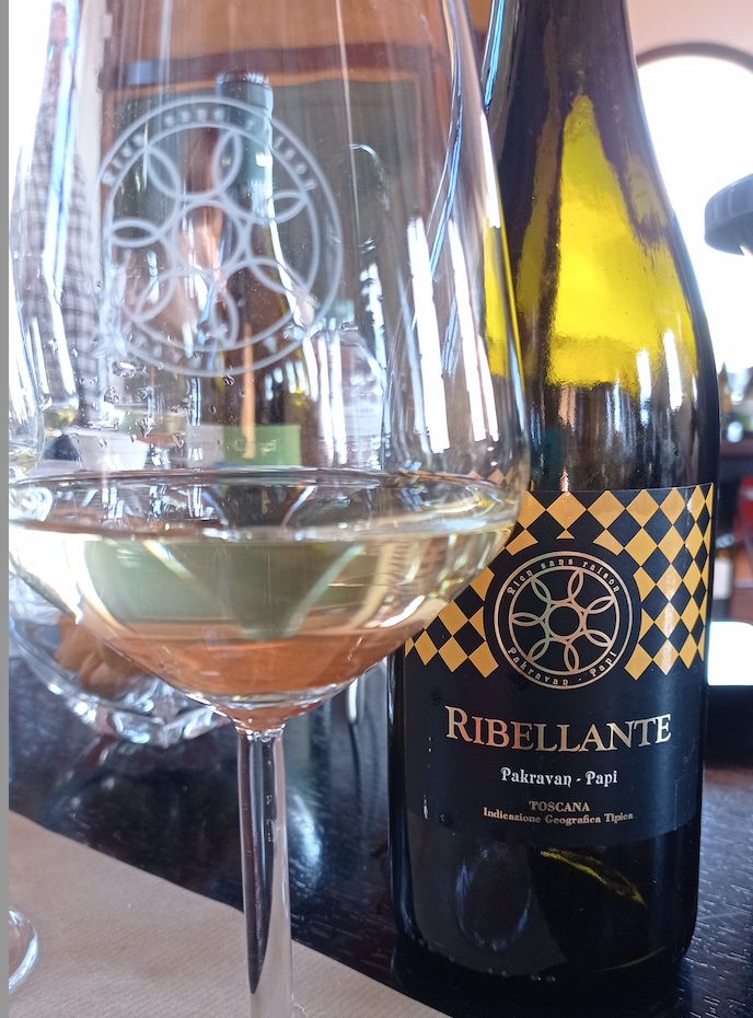 Il Ribellante, con il suo 70% di Riesling ed il restante di altre uve a bacca bianca è uno dei vini a bacca bianca prodotto dall'azienda
