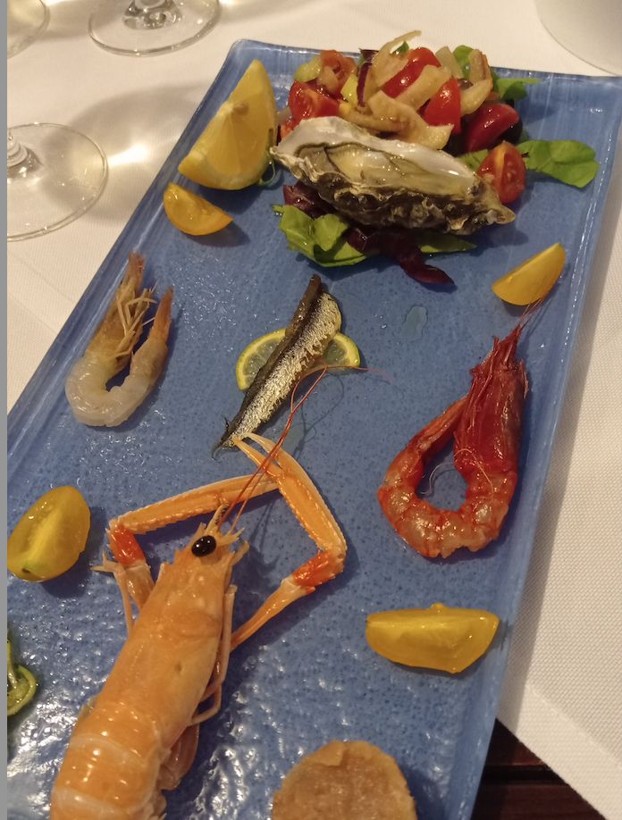 Il crudo di mare presso il ristorante sul mare Lo Scoglietto di Claudio Corrieri, a Rosignano, Livorno
