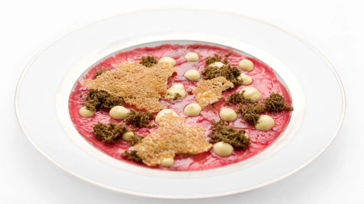 Il carpaccio... de Il Carpaccio, con salsa Cesar, amaranto croccante e tartufo nero
