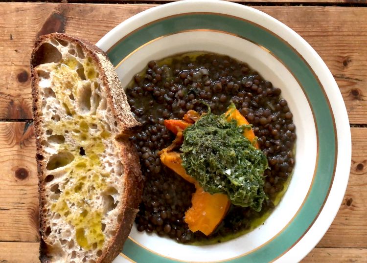 Zuppa di lenticchie con kale, zucca, erbe selvatiche e olio al prezzemolo con il pane al lievito madre di Lille Grocery
