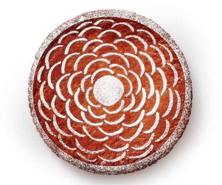 La Galette firmata da Pierre Hermé per il 2022 è profumata con fiori d’arancio immersi nella crema frangipane, con tocchi di miele e il finale fresco del limone
