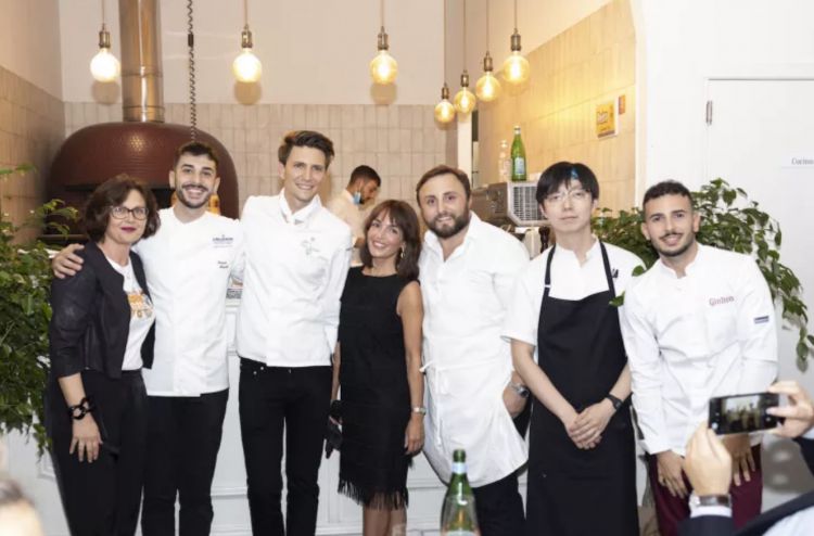 Un'immagine della serata di ottobre scorso da Giolina, quando sono state presentate in anteprima le pizza firmate dagli chef. Da sx: Elisa Pozzi, Sanpellegrino Events & Sponsorship Manager, i giovani della S.Pellegrino Young Chef Academy - Paolo Griffa, Davide Marzullo, Luca Natalini e Chang Liu -  insieme da Giolina, pizzeria gourmet guidata da Ilaria Puddu e dal pizzaiolo Danilo Brunetti, per una serata di pizza, amicizia e alta cucina
