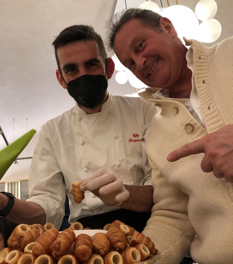 Lo chef Gibo Bergamelli, parte della squadra di Da Vittorio e Francesco Cerea con gli immancabili cannoncini alla crema, una delle coccole di fine pasto di Da Vittorio
