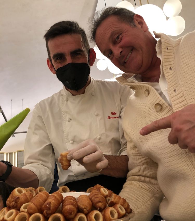 Lo chef Gibo Bergamelli, parte della squadra di Da Vittorio e Francesco Cerea con gli immancabili cannoncini alla crema, una delle coccole di fine pasto di Da Vittorio
