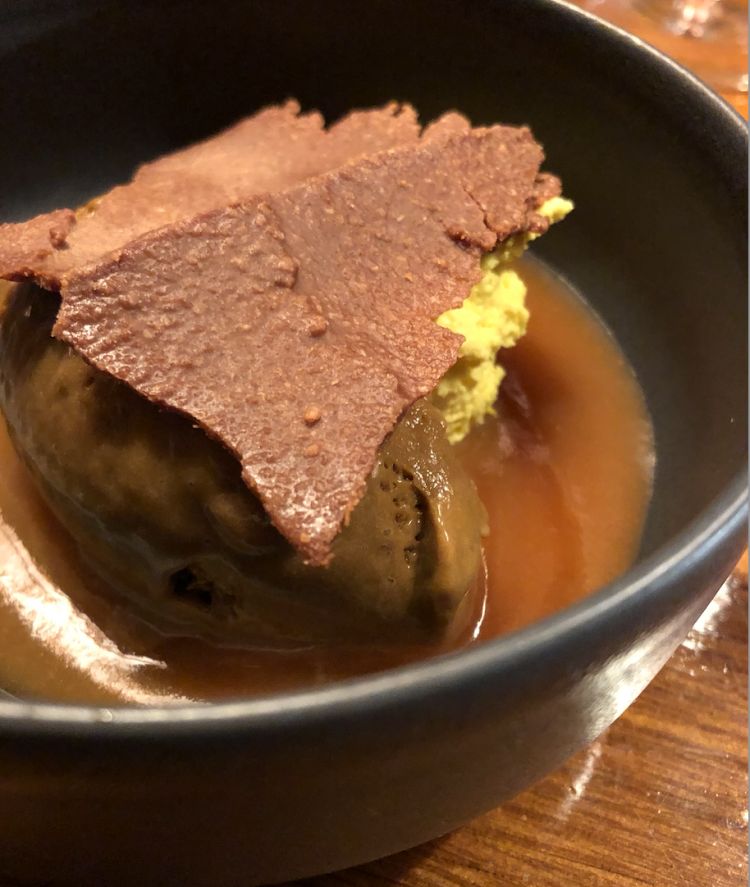 Pesca pura, gelato liquirizia, pralinato nocciola e doppia panna alla curcuma  
