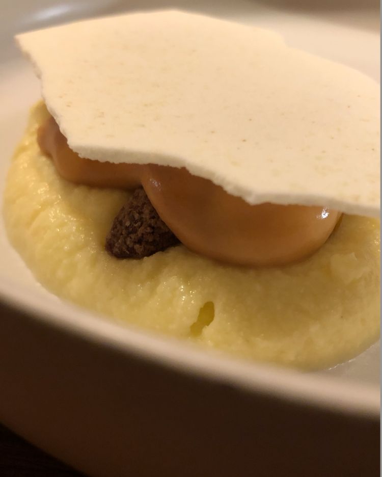 Caos Calmo, crema di caprino e spuma di caramello salato, kumquat sciroppati e cialda al wasabi
