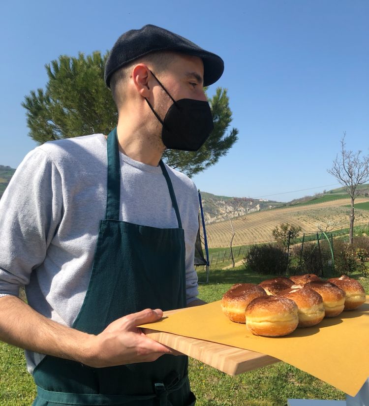 Lo chef Gianni Dezio con i suoi bomamisù
