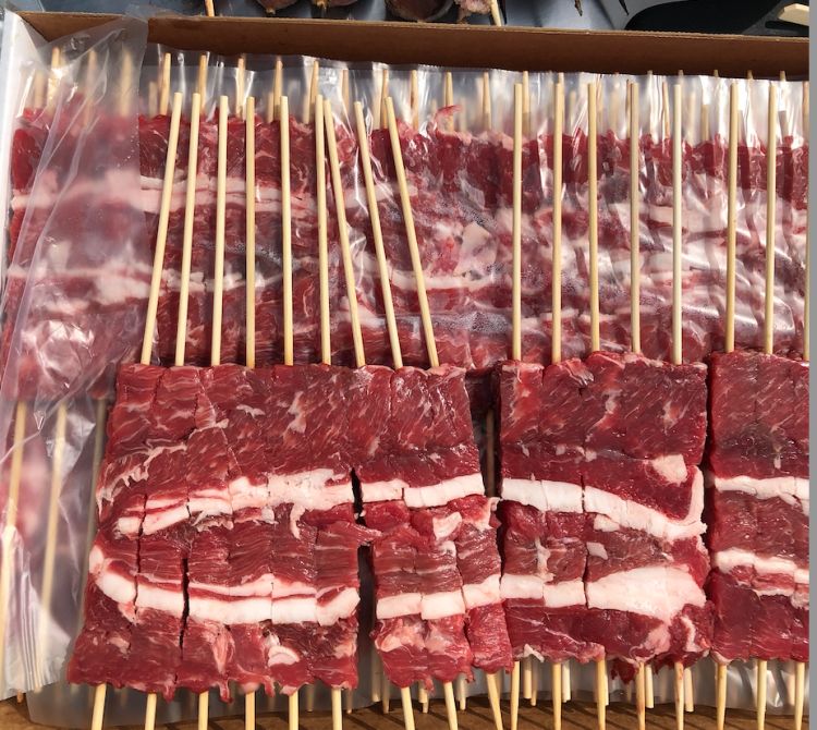 I tipici arrosticini abruzzesi della società agricola di Gennaro Pigliacampo