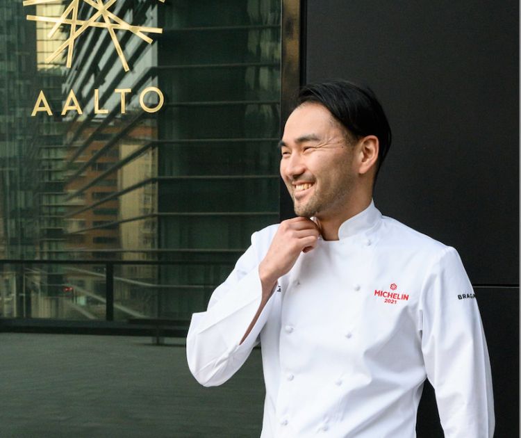 Lo chef Takeshi Iwai del ristorante Aalto, una ste