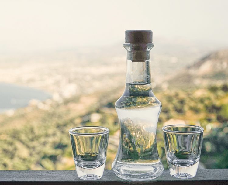 Il raki, una tipica bevanda alcolica greca rifermentata a base di uve distillate e anice
