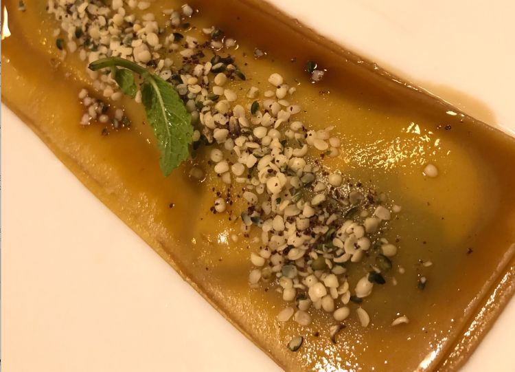 Velo di melanzana, canapa, fava di cacao: istruzioni per l’uso - catturare tra il primo e secondo rebbio la sfoglia, quindi avvolgere su sé stessa e mangiare in un sol boccone. La sfoglia si schiude ed esplode intensa la melanzana, cotta per intero alla brace. Interessante l’abbinamento con tè nero cinese Keemoon suggerito da Gualtiero