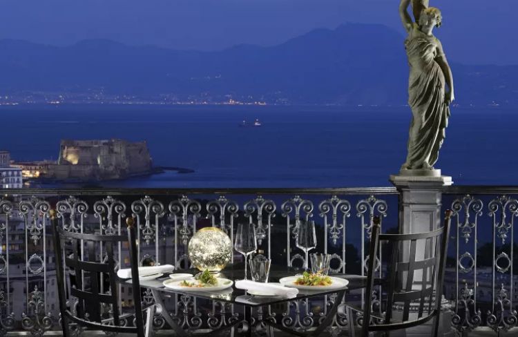 La meravigliosa terrazza del Grand Hotel Parker's, hotel 5 stelle lusso, a Napoli dal 1870
