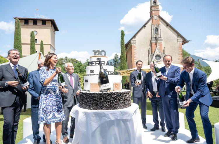 Cutting the cake and toasting for the 120th anniversary of Ferrari Trento
