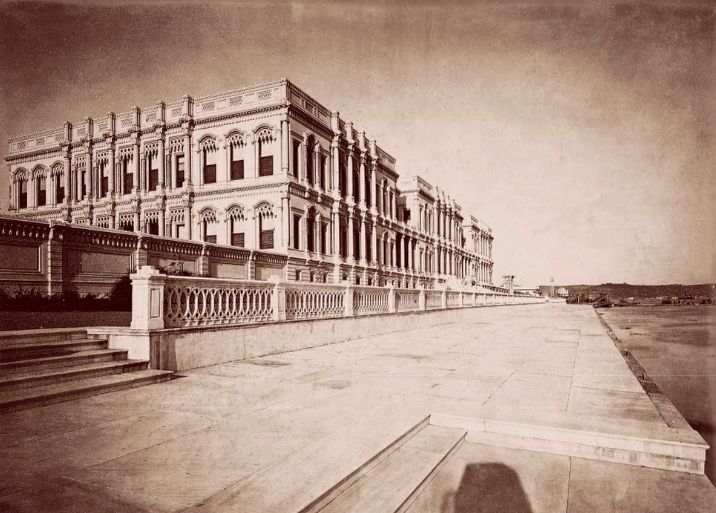 Un'immagine storica di Palazzo Çırağan e, sotto, l'incendio che lo devastò nel 1910
