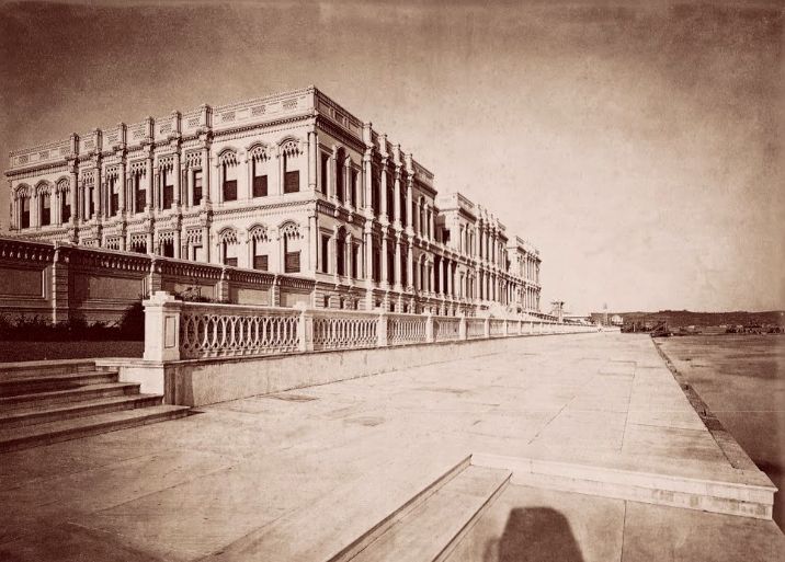 A historical photo of Çırağan Palace and, below, the fire that destroyed it in 1910
