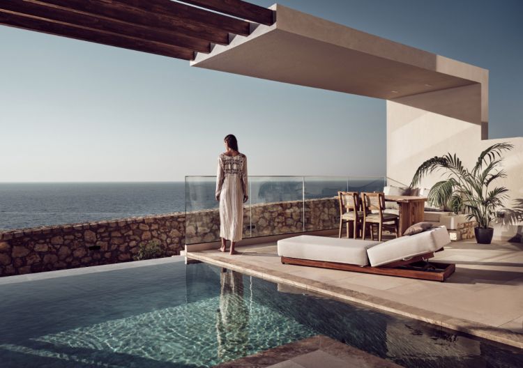 Una Royal Senses Villa with sea view and private pool, distribuita su due piani, al The Royal Senses Resort & Spa
