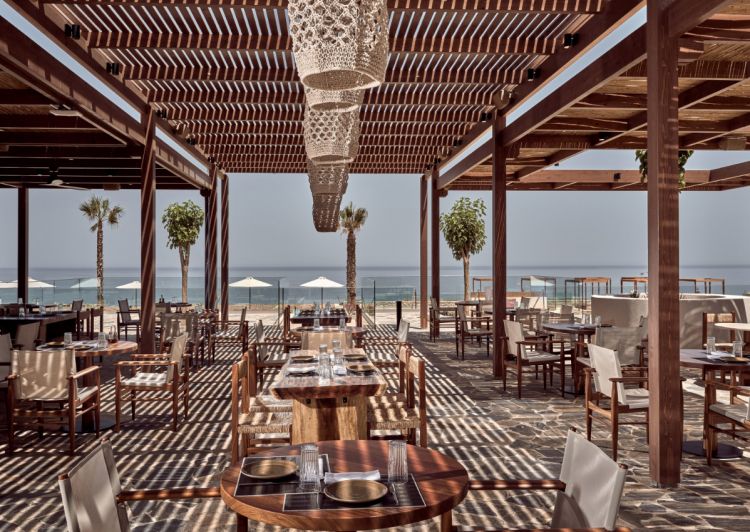 Al The Royal Senses Resort & Spa, il ristorante Platia serve piatti di cucina cretese rivisitata
