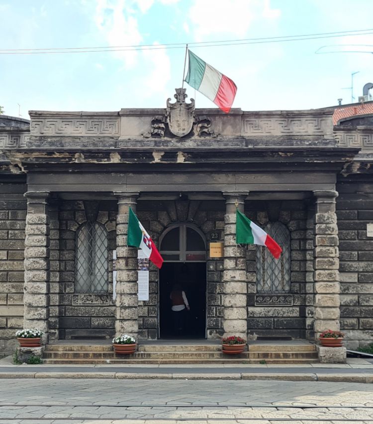 L'esterno del Circolo Combattenti e Reduci Porta Volta di Milano: all'interno si nasconde un giardino segreto e un ristorante

