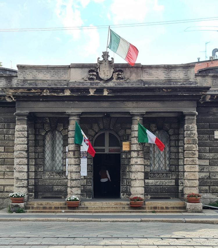L'esterno del Circolo Combattenti e Reduci Porta Volta di Milano: all'interno si nasconde un giardino segreto e un ristorante